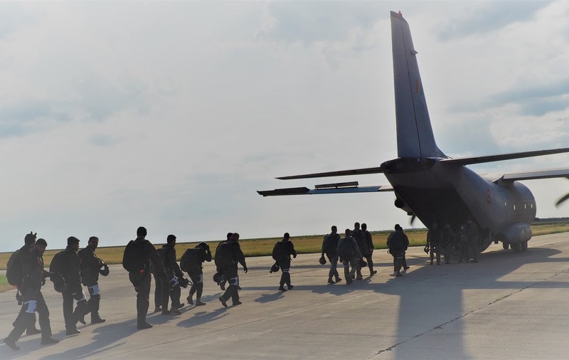 Un parașutist militar a murit într-un exercițiu pe Aerodromul din Boboc