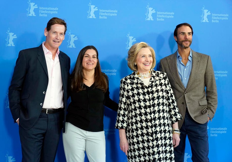 Hillary Clinton, alături de echipa care a realizat documentarul | Foto: EPA