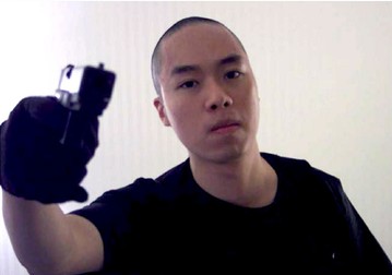 Una dintre fotografiile cu un mesaj trimise de ucigașul Cho Seung-Hui de la Universitatea Virginia Tech către canalul american de știri NBC, postată după ce și-a ucis primele două victime și înainte ca acesta să ucidă în total 33 de persoane, inclusiv el însuși luni. Foto: Profimedia