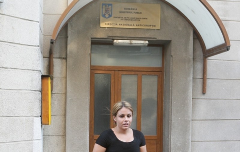 Mădălina Secuianu, prietena lui Ip Rustem, arestat pentru furtul a 23 de kilograme de bijiterii:  ”Un poliţist i-a cerut 100.000 de euro iubitului meu ca să-l elibereze!”