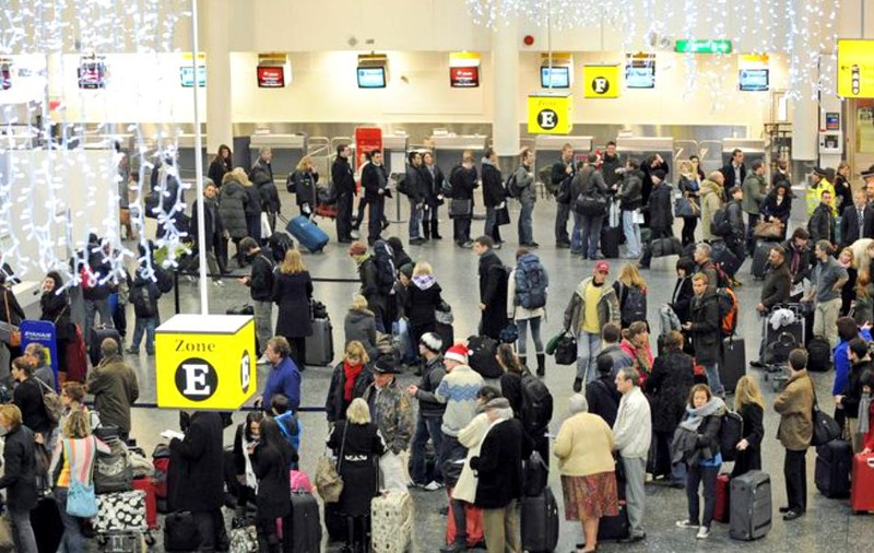 A pierdut avionul de două ori și s-a dezbrăcat în pielea goală în semn de protest