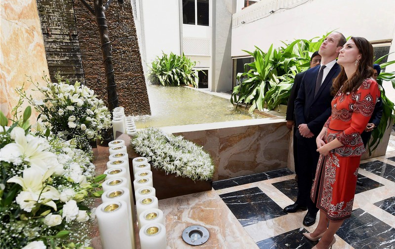Kate Middleton și prințul William, pentru prima dată în vizită oficială în India! În Mumbai, au jucat crichet cu mai mulți copii! GALERIE FOTO