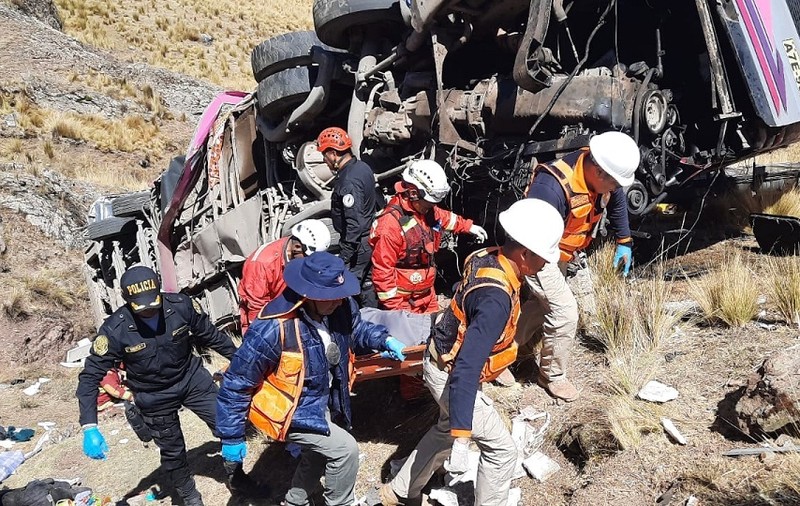 29 de morți și 15 răniți, într-un autobuz care a căzut 200 de metri într-o prăpastie, de pe o șosea montană din Peru