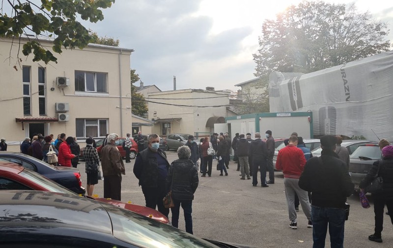 Zeci de persoane, la coadă pentru testul COVID, la un spital din Ploiești. „S-au suprapus pacienții de la două secții”