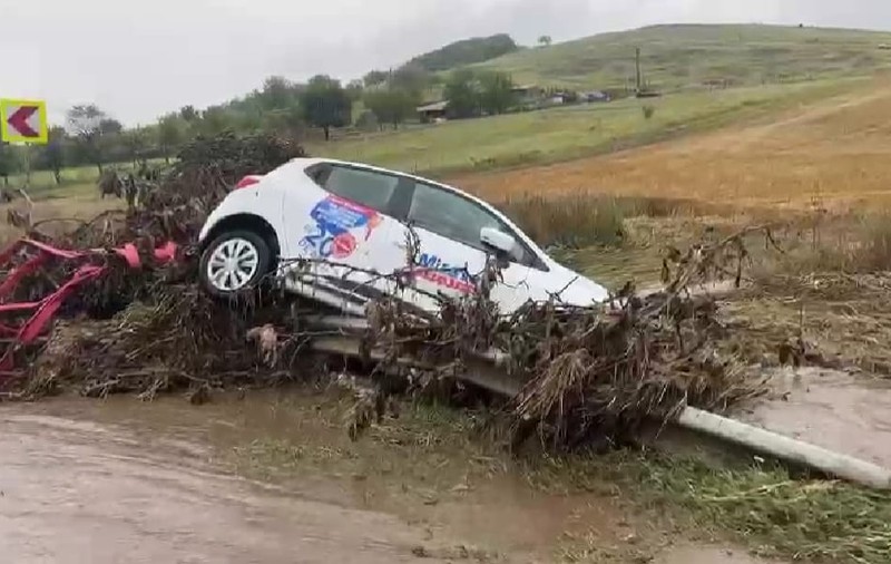 Mașini luate de viitură, pe un drum național din Tulcea. Localnicii anunțați prin RO-Alert să se pregătească de „o eventuală evacuare”