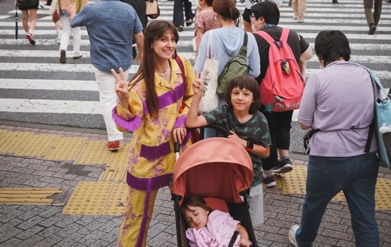 Imagini din vacanța Danei Rogoz cu familia, în Tokyo. Cum a apărut actrița alături de copiii ei și de băiatul soțul ei