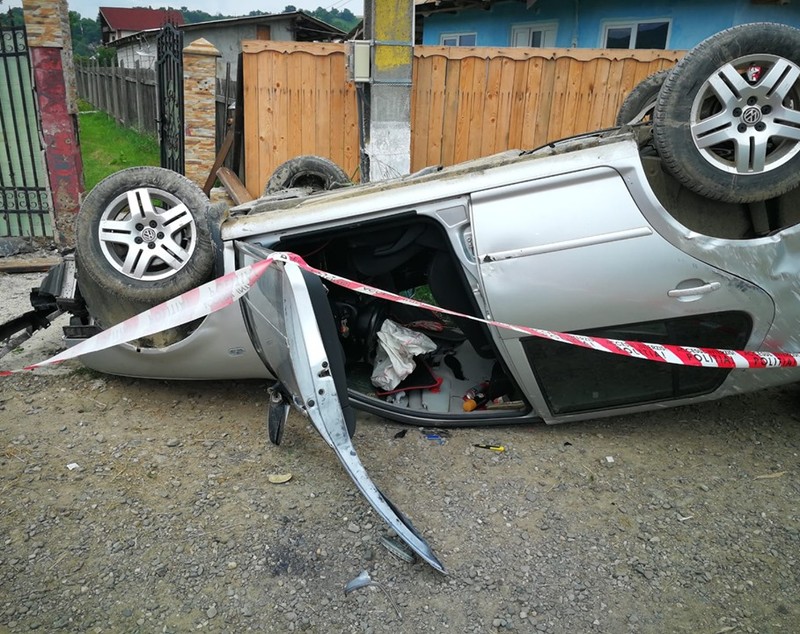 Un copil de 12 ani din Vaslui a murit după ce mașina condusă de fratele său s-a răsturnat