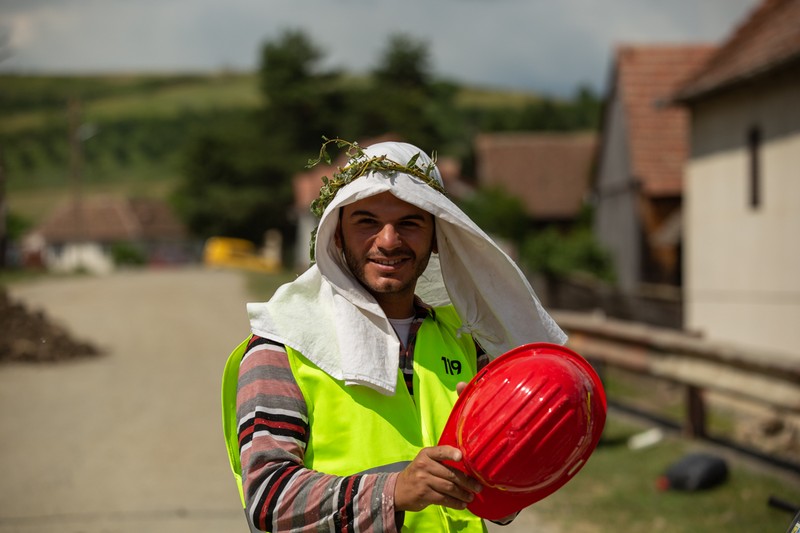 Soarele arde Mărginimea Sibiului, dar nu-i amețește pe arabii obișnuiți să lucreze și la 50 de grade