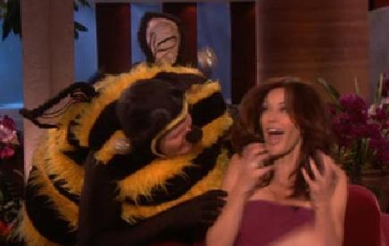 Video | Teri Hatcher, speriată de o albină uriaşă într-o emisiune TV 
