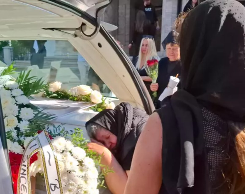 Imagini de la înmormântarea Mădălinei Apostol