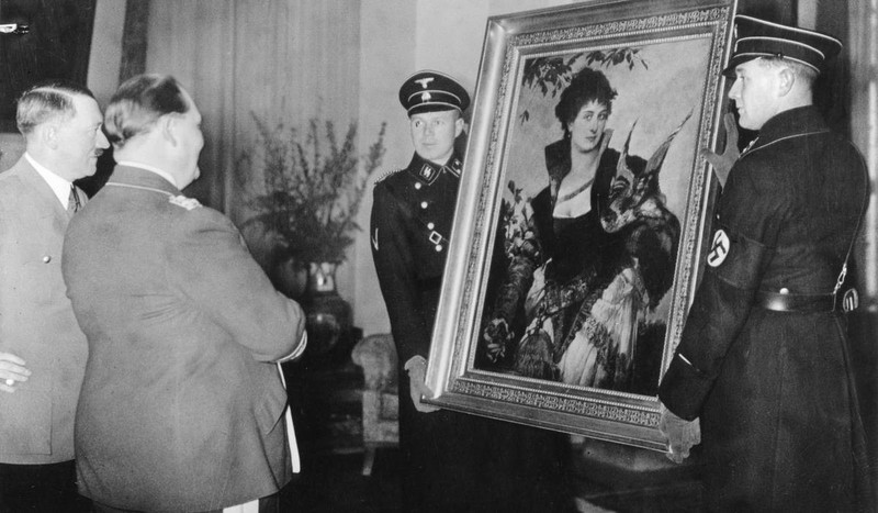 Adolf Hitler îi oferă lui Hermann Göring tabloul „Șoimarul”, de pictorul austriac Hans Makart, în 1938. Sursă foto: Getty Images