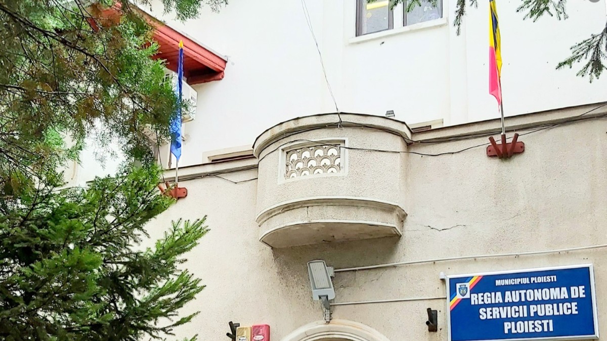 Exteriorul unei clădiri, care are un panou pe care este scris „Municipiul Ploiești" și dedesubt „Regia Autonomă de Servicii Publice Ploiești"