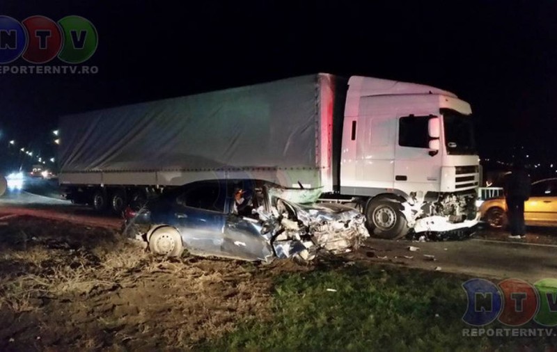 ACCIDENT teribil în județul Constanța. Un autoturism a intrat într-un TIR