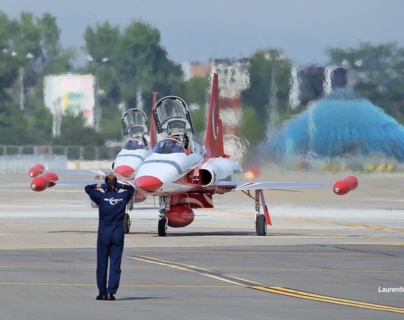 Turkish Stars, cei mai spectaculoși piloți de acrobații din lume, au ajuns la București. Imagini inedite cu avioanele de luptă