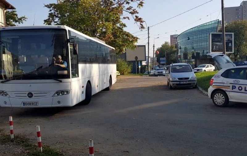 Un șofer de autobuz din Iași a călcat pe picior un adolescent. Este căutat de Poliție