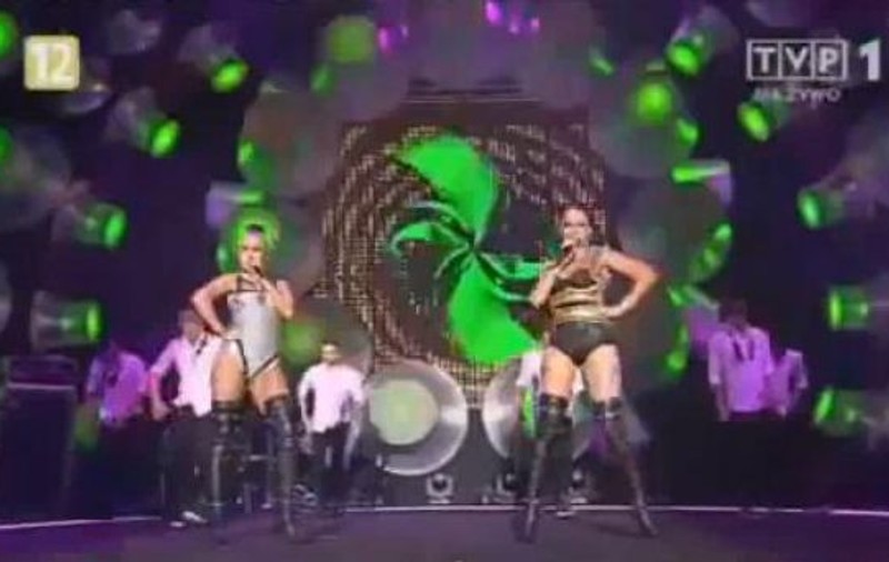Video | Două ucrainience fac show-uri lesbi pe scenă