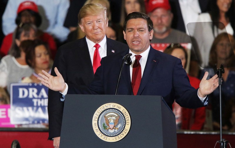 Alegeri SUA: vedeta republicanilor Ron DeSantis pierde teren în fața lui Trump, în încercarea de a nu-i înfuria pe alegătorii fostului președinte