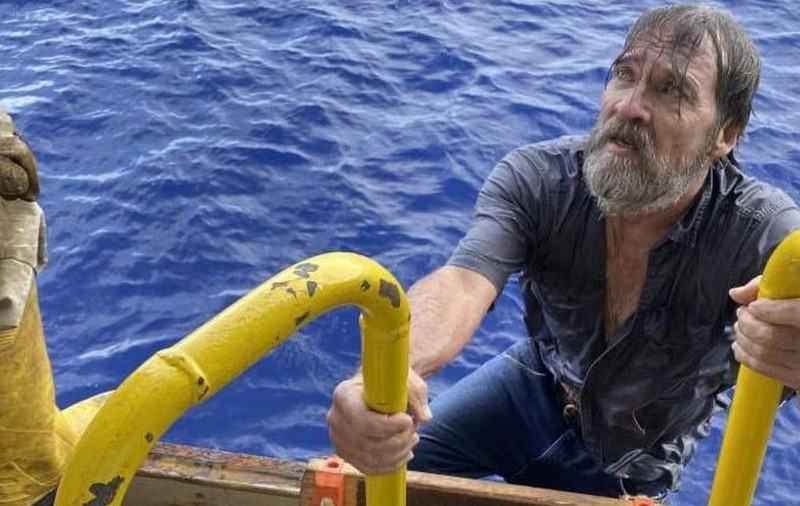 Un marinar dispărut din Florida a fost găsit agățat de nava sa, răsturnată