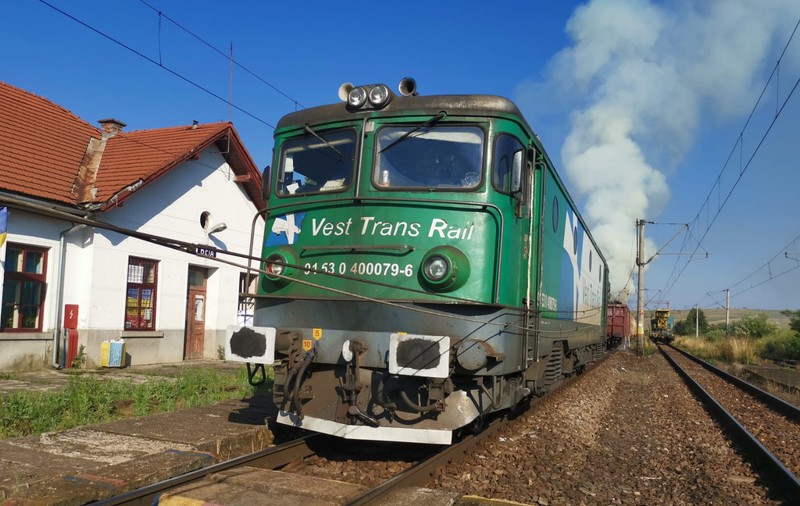 Trafic feroviar întrerupt între Brașov și Sighişoara, după ce vagonul unui tren a luat foc