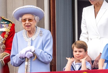 Regina Elisabeta a II-a, la Jubileul de platină, care a marcat cei 70 de ani de domnie, iunie 2022. Lângă ea, strănepotul ei, prințul Louis. Foto: Profimedia