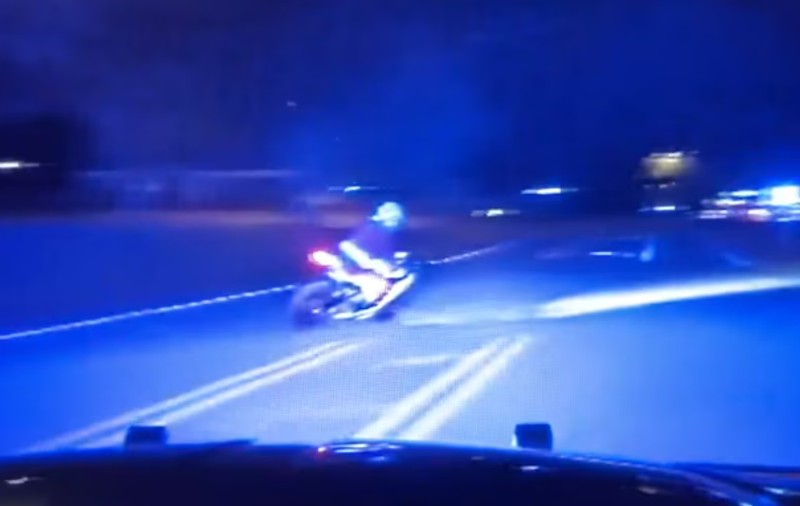 Un motociclist îmbrăcat în Moș Crăciun scapă de poliție cu viteză maximă, în SUA: „Santa Claus cu reacție”