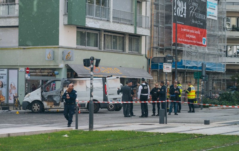 O mașină blindată a fost atacată în plină zi, cu tiruri de Kalașnikov, în centrul orașului francez Grenoble