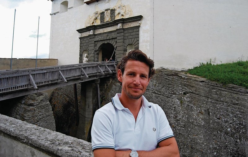 Cine este prințul din Austria acuzat că a împușcat cel mai mare urs din România: doctor și proprietarul unui castel vechi de nouă secole