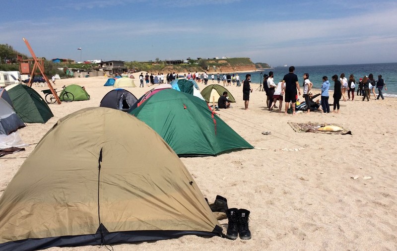 Românii au început deja distracția! Primii turiști au apărut pe litoral | FOTO&VIDEO