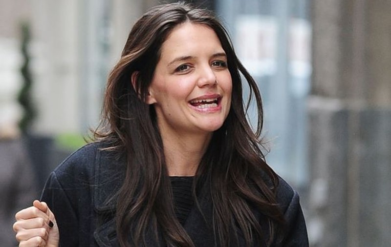 Katie Holmes, UDĂ și TOPLESS pe coperta unei reviste. Uite ce minuni face PHOTOSHOP-ul! | FOTO