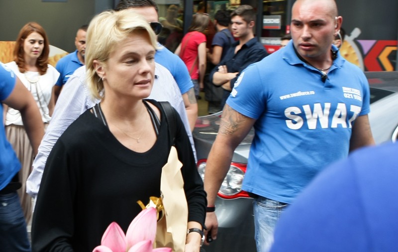 Actriţa Erika Eleniak, celebră pentru rolul din "Baywatch", E ÎN ROMÂNIA! A MERS LA ESTETICIAN, ÎNSOŢITĂ DE O ARMATĂ DE BODYGUARZI | FOTO&VIDEO