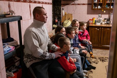 Canapeaua din bucătărie este neîncăpătoare pentru toți membrii familiei Ciocoboc
