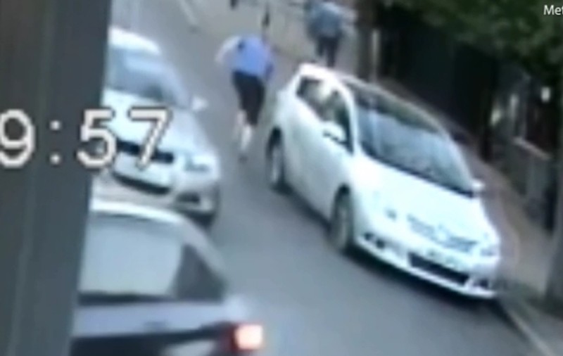 Un șofer l-a lovit cu violență pe un bătrân pentru că i-a spus să încetinească! Soția victimei a asistat la atacul sălbatic