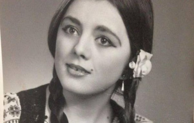 Este mama unei celebre artiste de la noi! Ce zici, fiica i-a moştenit frumuseţea? | FOTO