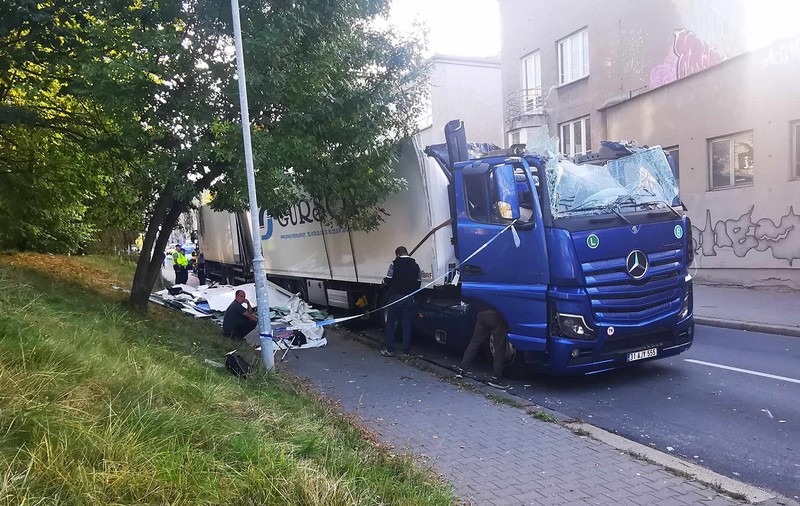 Camion „decapitat” sub un viaduct de cale ferată, în Polonia. Șoferul venit să-și ajute colegul cu alt camion a rupt un semafor