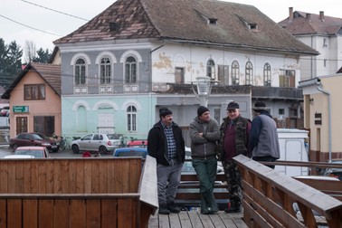 Câteva zeci de oameni au ascultat discuțiile din sala plină în apropierea clădirii căminului cultural, exteriorul acesteia fiind dotat cu boxe pentru eveniment.