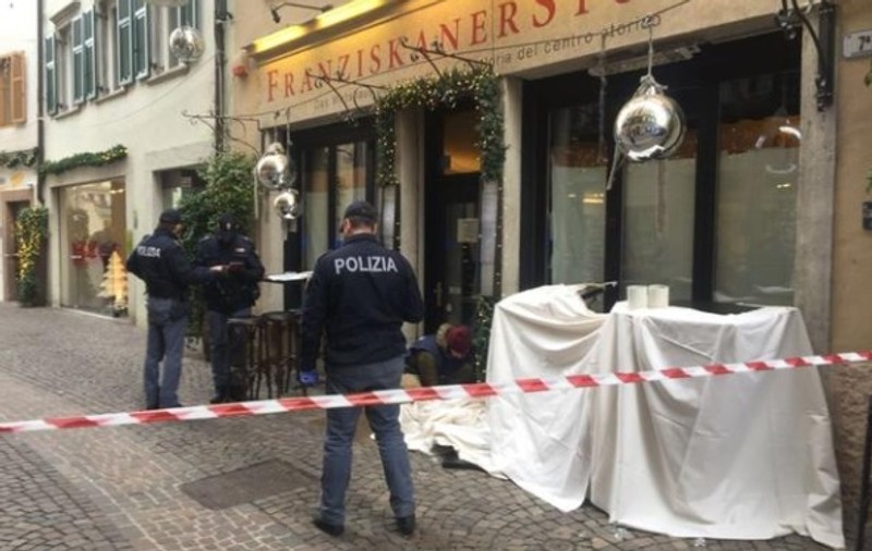 Un hoț român a murit, în Italia, după ce a căzut de pe un acoperiș