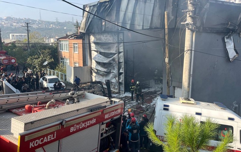 Șase oameni au murit în Turcia, după ce o fabrică de parfumuri a luat foc: „Copii și femei țipau înăuntru” | VIDEO