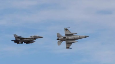 doua avioane F16