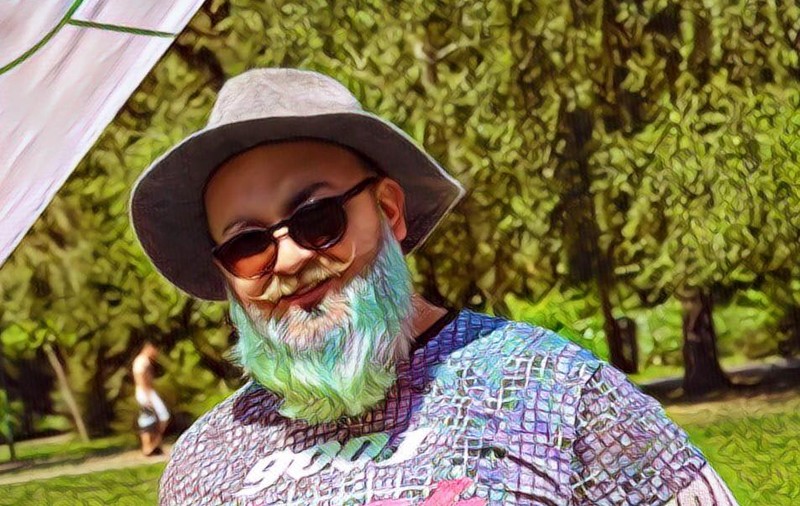 EXCLUSIV/ Le face concurență divelor cu păr colorat. Un cântăreț celebru își vopsește barba verde sau roz și s-a lansat în modă