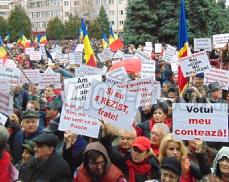 UPDATE / Miting PSD la Târgoviște. 10.000 de oameni au participat la o manifestație de susținere a Guvernului Grindeanu GALERIE FOTO