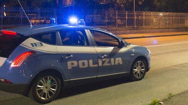 O mașină de poliție parcată noaptea pe stradă