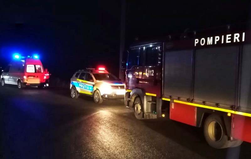 Urmările furtunilor de marți seară: în Brașov, un copac prăbușit a blocat intrarea într-un spital, în București a fost avariat gardul unei biserici