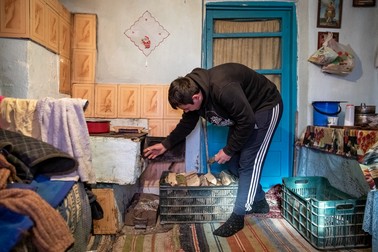 Lemnele sunt cumpărate din ajutorul pentru încălzire dat de la primărie, pentru bunică | Foto: Eli Driu / Libertatea