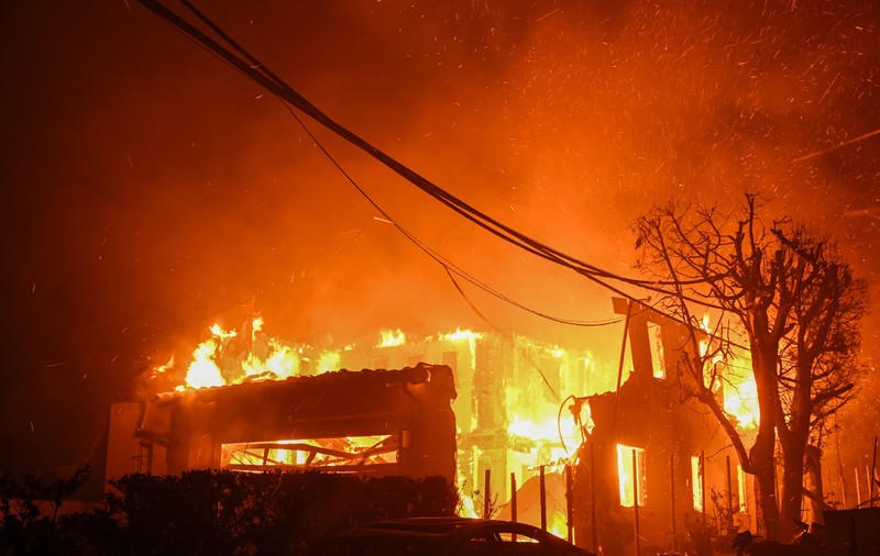 5 oameni morți în incendiile din Los Angeles. Pompierii au fost lăsați de primărie fără 17,6 milioane de dolari, în urmă cu câteva luni