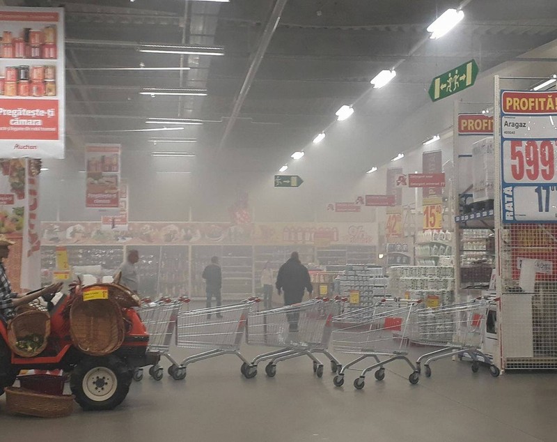 Incendiu la un hipermarket din Capitală. Clienții, evacuați de urgență | FOTO