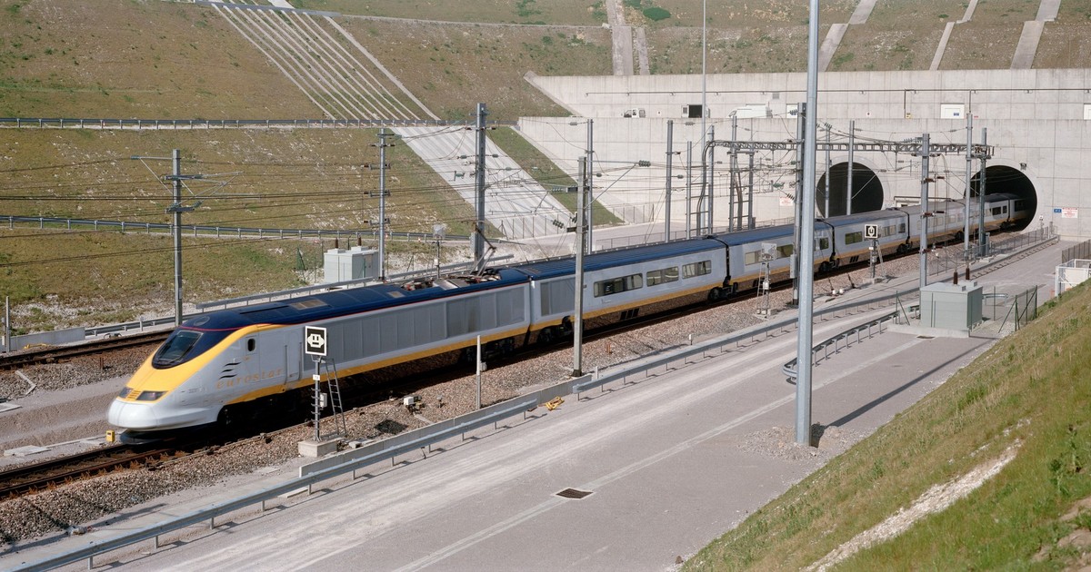 Imagine cu un tren Eurostar care a ieșit dintr-un tunel