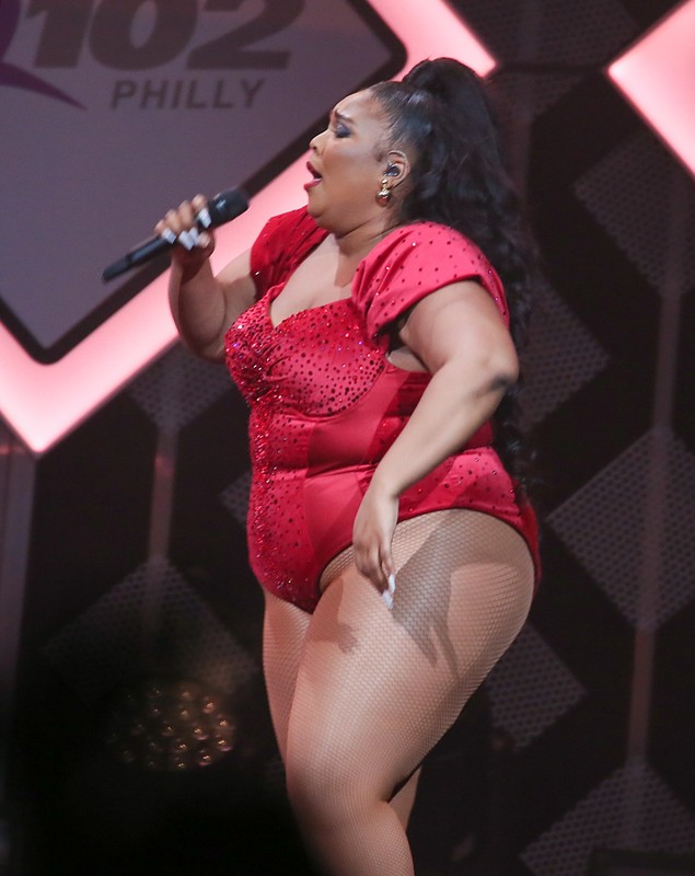 Lizzo, acuzată de fostele ei dansatoare de hărţuire sexuală și body shaming. Cântăreața a fost dată în judecată