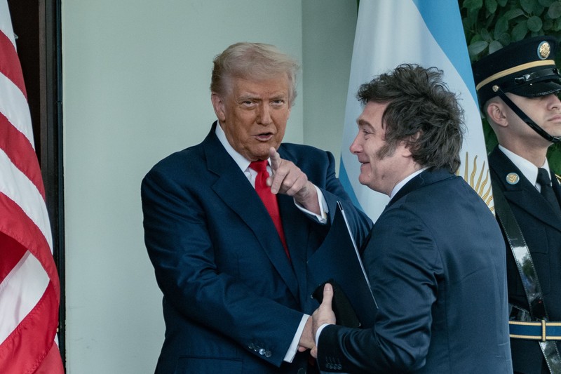 14 October 2025, US, Washington: US President Donald Trump welcomes the President of Argentina Javier Milei To the White House. Photo: Andrew Leyden/ZUMA Press Wire/dpa