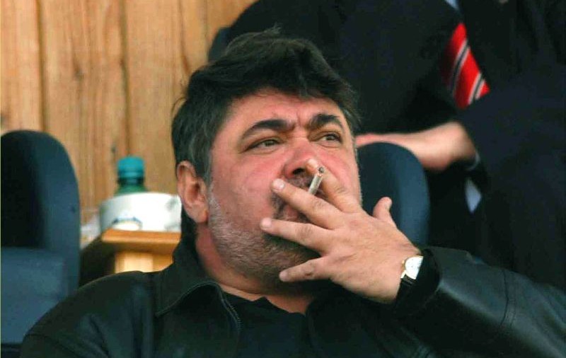”Primarul guvizilor”, filmul despre edilul care își trafica fotbaliștii la poker și i-a pus pistolul la tâmplă unui arbitru! / VIDEO