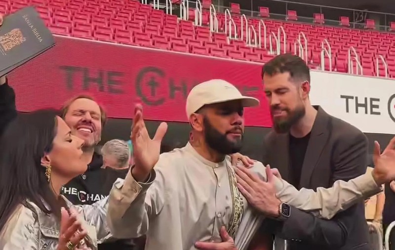 După ce a făcut închisoare pentru viol, Dani Alves s-a întors pe stadion ca predicator evanghelic, în fața a 35.000 de oameni
